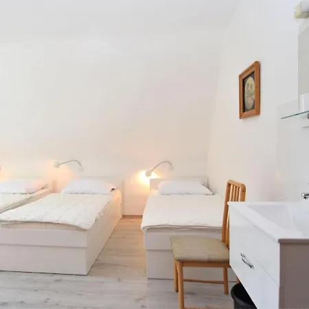 Charming Holiday In With Garden Nyaraló
